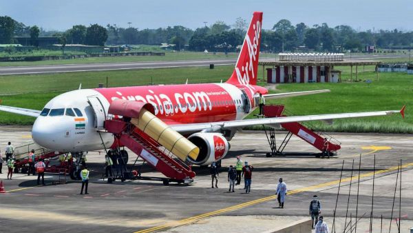 সুরক্ষা বিধি লঙ্ঘনের অভিযোগে দুই এয়ার এশিয়া কর্মকর্তাকে শোকজ নোটিশ ডিজিসিএ-র
