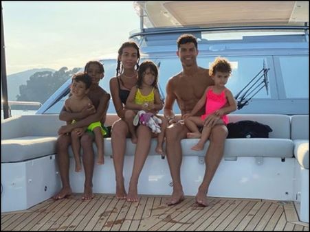 তারকার সঙ্গে দূরত্ব বাড়িয়েছে করোনা! মাঝসমুদ্রে রোনাল্ডো-জর্জিনাকে পেয়ে তাই যা করলেন ফ্যানেরা