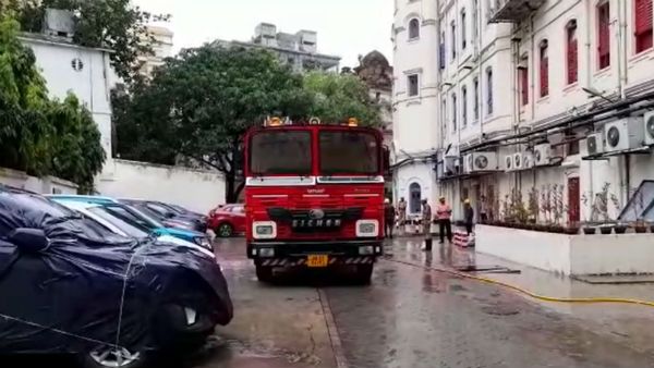 লকডাউনের দিনে সাত সকালে আগুন পার্কস্ট্রিটের বিল্ডিংয়ে