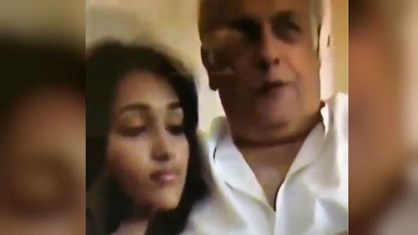 ষোড়শী জিয়ার সঙ্গে অন্তরঙ্গ মহেশ ভাট, পুরনো ভিডিও ভাইরাল সোশ্যাল মিডিয়ায়