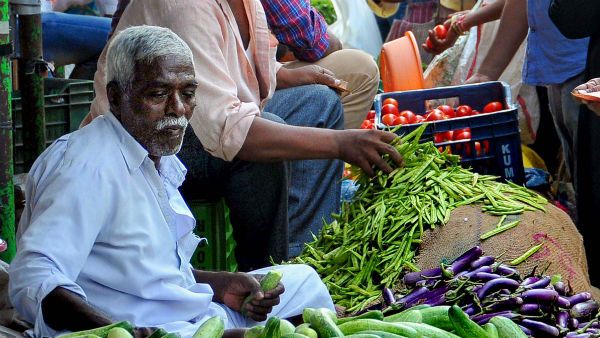 ১ টা নারকেল ৫০ টাকা, মিষ্টির দাম আকাশ ছোঁয়া, লক্ষ্মীপুজোর বাজার আগুন