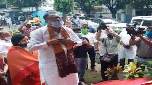 সিদ্ধিদাতাও রক্ষা পেলেন না রাজনীতি থেকে! সব্যসাচী দত্তের পুজোর উদ্বোধনে মুকুল রায়