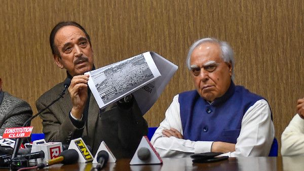 আরও ৫০ বছর বিরোধী আসনে বসবে কংগ্রেস, গান্ধী বিরোধিতার সুর চড়াচ্ছেন সিব্বল-আজাদ!