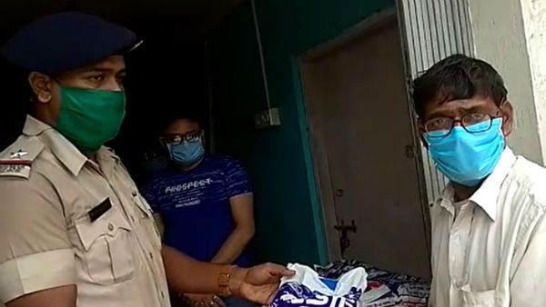 আদিবাসী দিবসে হাড়োয়ায় কয়েকশো আদিবাসীকে নতুন বস্ত্রদান পুলিশের