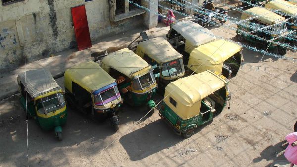 করোনা আবহে ছ’‌মাস পর মেট্রো চালু হওয়ায় ফের আশায় বুক বাঁধছেন অটো চালকরা
