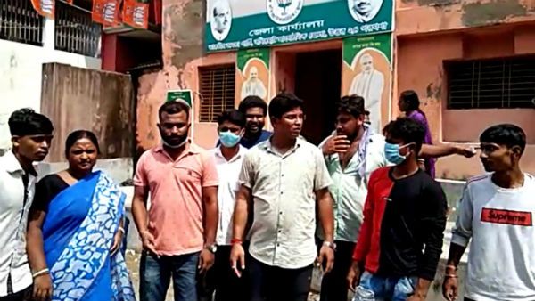 বিজেপির সভাপতি মার খেলেন যুব মোর্চার নেতা-কর্মীদের হাতে! গোষ্ঠীদ্বন্দ্বে তুলকালাম