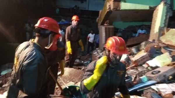 মহারাষ্ট্রে বহুতল ভেঙে বিপত্তি, মৃত কমপক্ষে ৮, ধ্বংসস্তূপে আটকে আছেন একাধিক
