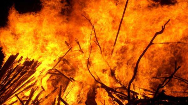 ভয়াবহ অগ্নিকাণ্ডে পুড়ে ছাই ৫টি দোকান, শতাব্দীপ্রাচীন লাইব্রেরির অল্পে রক্ষা