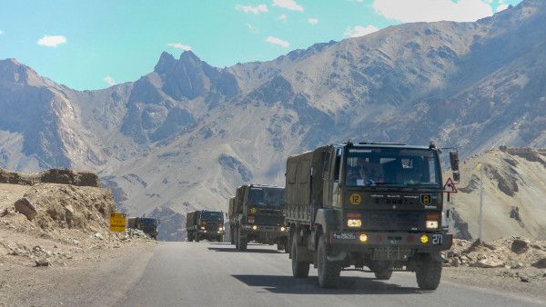 কেন্দ্রের তোপের মুখে টুইটার, লেহ-কে চিনের অংশ হিসাবে দেখিয়ে ধমক হজম