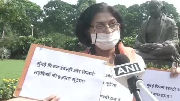 অনুরাগ কাশ্যপের বিরুদ্ধে এবার সরব রূপা গঙ্গোপাধ্যায়! প্ল্যাকার্ড দেখিয়ে বলিউডের বিরুদ্ধে বিক্ষোভ