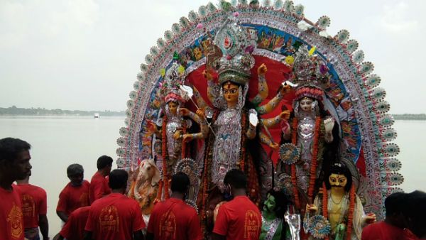 পান্তাভাত আর কচু শাক খেয়ে কৈলাস রওনা উমার! সিঁদুর খেলায় মাতলেন টাকির জমিদার বাড়ির সদস্যরা