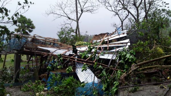মেলেনি সরকারি সাহায্য! আম্ফানে সর্বহারা দম্পতি ঠাঁই নিয়েছেন প্রতিবেশীর বাড়িতে