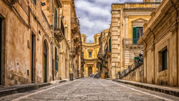 ১০০ টাকারও কমে পেয়ে যান প্রাসাদোপম আস্ত একখান বাড়ি! শুধু যেতে হবে ইতালির এই শহরে