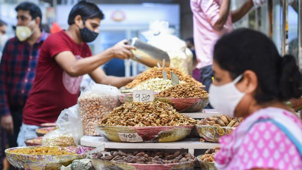 দুর্গা পুজোয় ভুরিভোজ! করোনার সঙ্গে লড়াইয়ে জিতবে কি আপনার শরীর!