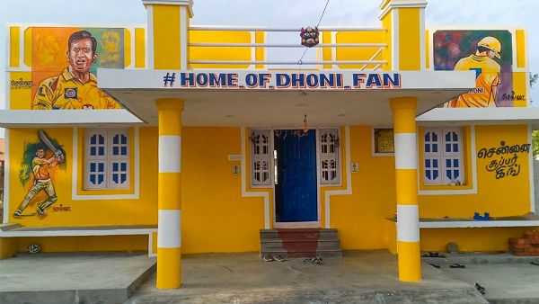 হৃদয়ে মাহি প্রেম! বাড়ির দেওয়ালে চেন্নাই অধিনায়ক ধোনি, সিএসকের জার্সির রঙে বাড়ি রাঙালেন ভক্ত