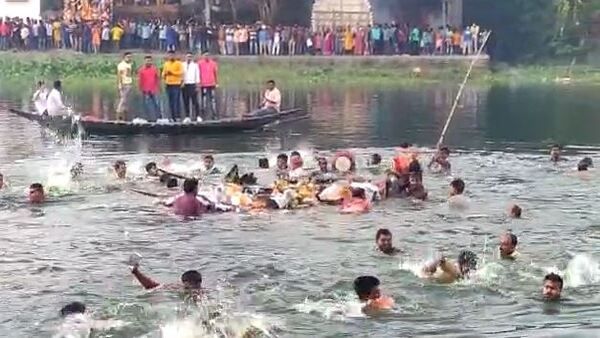 বিসর্জনের সময় মর্মান্তিক দুর্ঘটনা! মুর্শিদাবাদে জোড়া নৌকাডুবিতে মৃত একই পরিবারের ৫