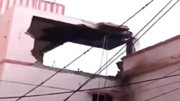 বেলেঘাটায় ভয়াবহ বিস্ফোরণ! উড়ল ক্লাবের ছাদ