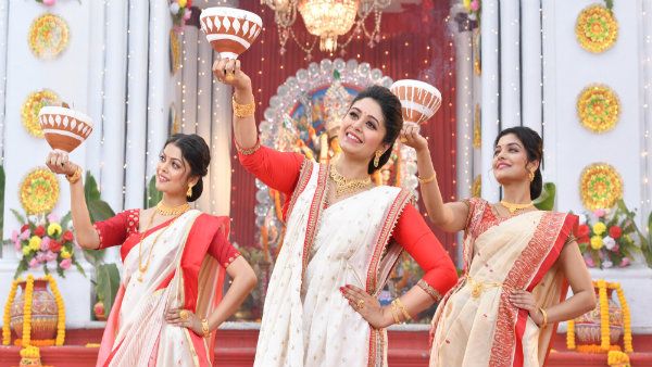 এবার পুজোয় সেজে উঠু‌ন কল্যাণ জুয়েলার্সের নতুন সঙ্কল্পের সাবেকি গয়নায়