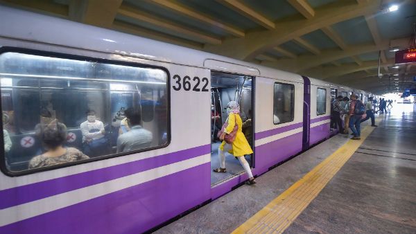 দীর্ঘ সুড়ঙ্গ খুঁড়ে অবশেষে শিয়ালদহ স্টেশনে ‘উর্বি’, নির্ধারিত সময়েই কাজ শেষ ইস্ট-ওয়েস্ট মেট্রোর