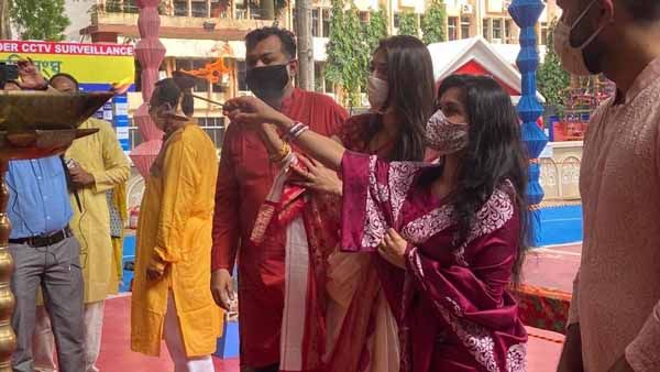 সুরুচিতে অষ্টমীর অঞ্জলি সৃজিত-মিথিলার, সঙ্গ নিলেন নুসরত-নিখিলও, অরূপের সঙ্গে ঢাক বাজালেন পরিচালক