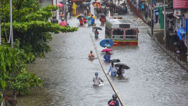 অতিবৃষ্টির জেরে এক দশকের রেকর্ড ভাঙল মুম্বইতে, মহারাষ্ট্রের উপকূল জুড়ে জারি লাল সতর্কতা