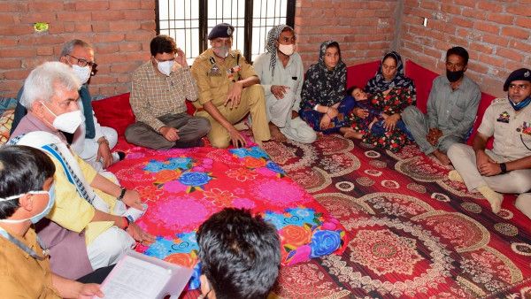 সেনার ভুল শোধরানোর বার্তা, মৃতদের পরিবারেরর সঙ্গে সাক্ষাৎ কাশ্মীরের লেফটেন্যান্ট গভর্নরের