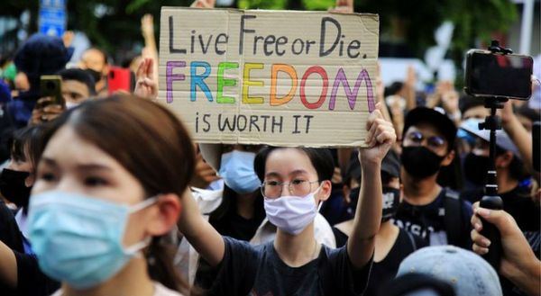 থাইল্যান্ডে রাজতন্ত্রের অবসানের দাবিতে জোরালো প্রতিবাদ, জারি জরুরি অবস্থা