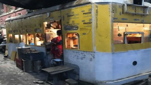 ট্রামের আদলে পুজোর আগে কলকাতায় খুলল চায়ের দোকান