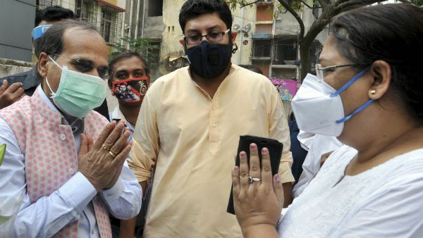 সৌমিত্র চট্টোপাধ্যায়ের মরদেহ নিয়ে রাজনীতি করেছেন মমতা, অভিনেতার গল্ফ গ্রিনের বাড়িতে অধীর