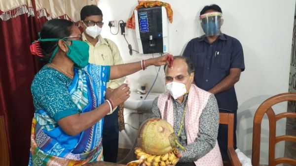 অধীরকে ভাইফোঁটা দিয়ে পুত্রহারা মায়ের বার্তা, ২০২১-এ মুখ্যমন্ত্রী দেখতে চাই