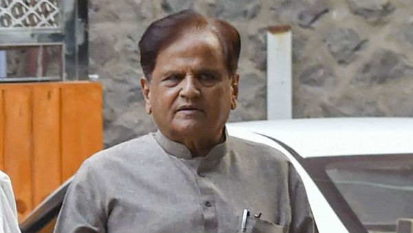 করোনা আক্রান্ত কংগ্রেস নেতা আহমেদ প্যাটেল ভর্তি আইসিইউতে