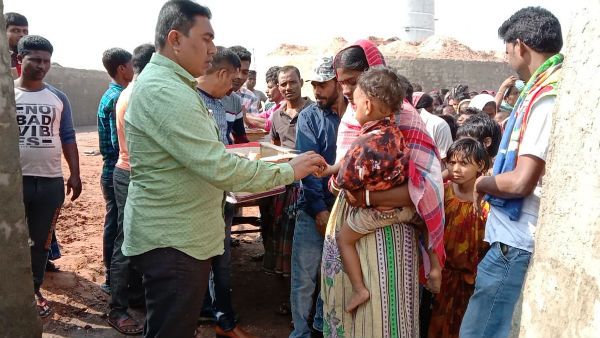 সুন্দরবনে আদিবাসী ও শ্রমিকদের শীতবস্ত্র, চড়ুইভাতি