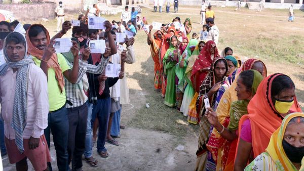 ফের ভুল প্রমাণিত বিহারের বুথ ফেরত সমীক্ষার ফল! মহিলা ভোট কম গুরুত্ব দেওয়াতেই কী বিপত্তি?