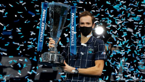 হাড্ডাহাড্ডি ম্যাচে থিয়েমকে হারিয়ে এটিপি ফাইনালস খেতাব মেদভেদেভের