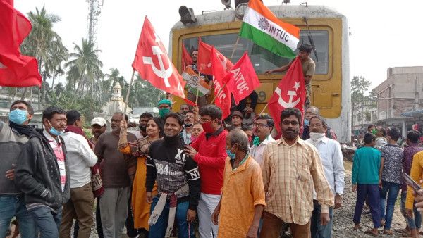 কোথাও রেল অবরোধ, কোথাও বাম কর্মীদের উপর পুলিশের লাঠিচার্জ! ধর্মঘটে ধুন্ধুমার বাংলা