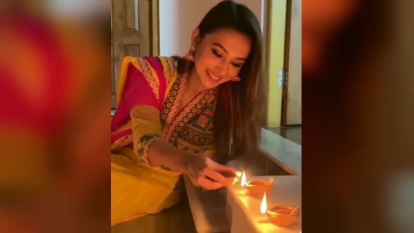 প্রসেনজিৎ থেকে মিমি সকলেই এ বছর বাড়িতেই উদযাপন করলেন দীপাবলি