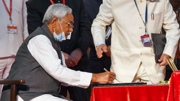 নীতীশ কুমার যতবার শপথ নেন মুখ্যমন্ত্রী হিসাবে ততবার আঙুল কাটেন বিহারের এই যুবক