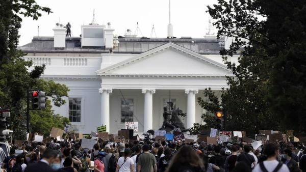 ক্যাপিটলে হামলার দিন পুতিনের সঙ্গে ফোনে কথা বলেন ট্রাম্প! কী বললেন হিলারি