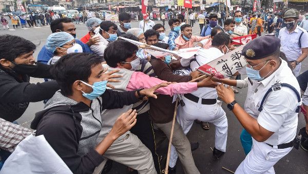 ধর্মঘটের জেরে কলকাতায় ব্যাহত যান চলাচল, বাম মিছিলে অবরুদ্ধ মৌলালি চত্বর