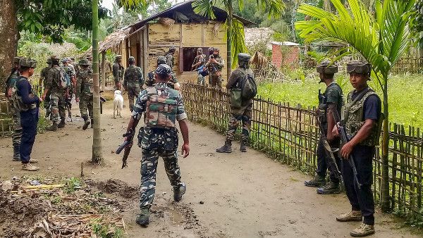 মেঘালয়ে ভারতীয় সেনার কাছে আত্মসমর্পণ পরেশ বড়ুয়ার ঘনিষ্ঠ আলফা জঙ্গির