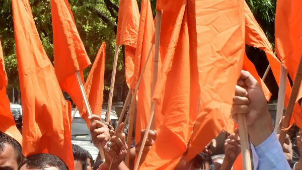 হিন্দু মহিলার হাতে মেহেন্দি করবে হিন্দুরাই, করবা চৌথের আগে নয়া ফতোয়া হিন্দু মহাসভার