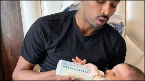 ন্যাশনাল ডিউটি টু ফাদার ডিউটি! ছেলকে দুধ খাওয়ানোর মুহূর্ত শেয়ার হার্দিকের, মুগ্ধ নেটদুনিয়া