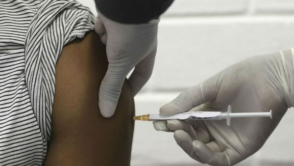 করোনা ভ্যাকসিন প্রয়োগের ভিডিও মানুষকে অশ্রুসিক্ত করে তুলছে, একটি আবেগঘন মুহূর্ত