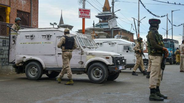 ৩৭০ ধারা নিয়ে বিজেপির পদক্ষেপ কি ঠিক? জবাব খোঁজার দিনেই কাশ্মীরে ধুন্ধুমার