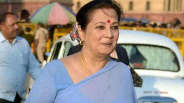 সুচিত্রার গলাও হারিয়ে গেল সন্ধ্যার প্রয়াণে, মাকে মিস করলে আর কাকে ফোন করবেন মুনমুন