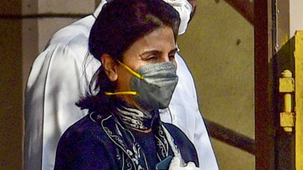 করোনা ভাইরাসে আক্রান্ত এবার নীতু কাপুরও, যুগ যুগ জিও ছবির শুটিং ঘিরে অনিশ্চয়তা