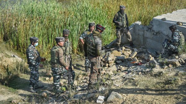 ফের রক্তাক্ত কাশ্মীর! বারামুল্লায় গ্রেনেড হামলা, পুলওয়ামায় খতম তিন আল-বদর জঙ্গি