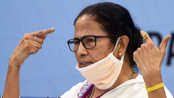 মমতা পাগল! বাংলায় 'হিন্দু রাজের' ডাক দিয়ে চাঁচাছোলা ভাষায় আক্রমণ প্রজ্ঞা ঠাকুরের