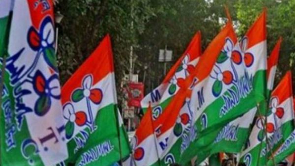 এবার তৃণমূলের অভ্যন্তরেই উঠল বহিরাগত হঠানোর দাবি! পোস্টার ঘিরে চাঞ্চল্য