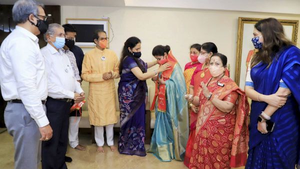 অবশেষে শিবসেনায় আনুষ্ঠানিকভাবে যোগ ‌‘‌রঙ্গিলা গার্ল’‌ উর্মিলার, দলীয় পতাকা তুলে দিলেন উদ্ধব ঠাকরে